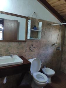 拉佩德雷拉Piccolo Paradiso的一间带卫生间和水槽的浴室