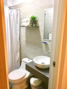 塔克纳Nivial的一间带卫生间和水槽的浴室