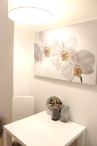 科隆A公寓的墙上的白色花画