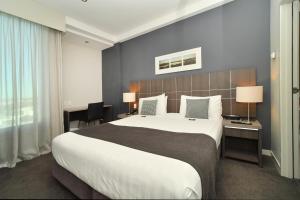 奥克兰切斯特海布鲁克酒店的酒店客房设有一张大床和一张书桌。