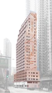 香港翡格酒店的一座高大的建筑,旁边有一个标志