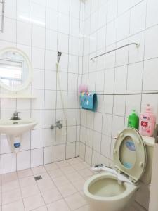 Dongshan向阳田园居民宿 的白色瓷砖浴室设有卫生间和水槽