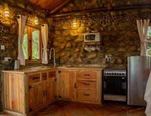 奈瓦沙Honeymoon Hut的厨房配有炉灶和冰箱。