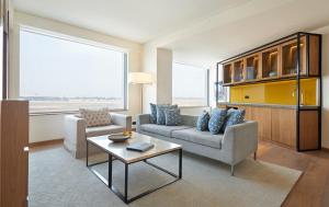 新德里德里阿基里斯概念凯悦酒店的客厅配有两张沙发和一张桌子
