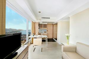香港8度海逸酒店的带电视的客厅和享有美景的客厅。