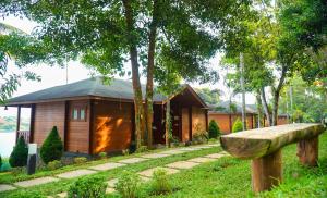卡尔佩特塔Room in Villa - LakeRose Wayanad Resort的前面设有长凳的木屋