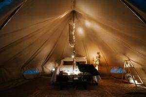 曼斯菲尔德Mansfield Glamping - ADULTS ONLY的帐篷内一间卧室,配有一张床