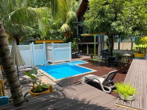 博瓦隆Mer Riviere Self Catering Apartment的庭院内的游泳池,设有甲板和庭院