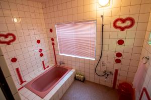 濑户内市库罗氏玛如旅馆的墙上设有红色心的浴缸的浴室