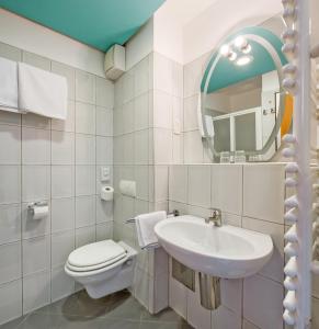 波尔BRETANIDE Sport & Wellness Resort - All Inclusive的一间带水槽、卫生间和镜子的浴室