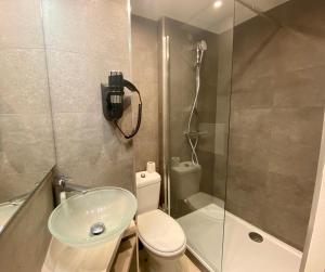 图卢兹波尔多酒店的一间带水槽、卫生间和淋浴的浴室
