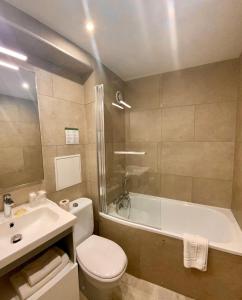 图卢兹波尔多酒店的浴室配有卫生间、浴缸和水槽。