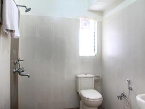 海得拉巴Hotel Siri Inn的一间带卫生间、水槽和窗户的浴室