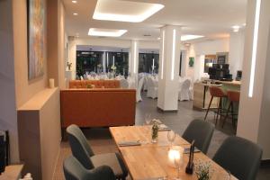 帕滕森zeitlos Hotel und Restaurant am Fuchsbach的一间带桌椅的餐厅和一间用餐室
