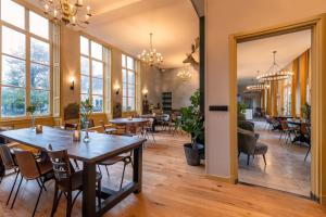东卡佩勒Stayokay Hostel Domburg的用餐室设有桌椅和窗户。