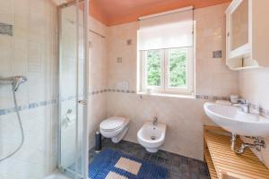 卡尼卡Villa Lipa的浴室配有卫生间、盥洗盆和淋浴。