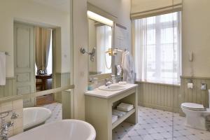 塔尔图安托尼斯酒店的浴室设有2个水槽、卫生间和镜子。