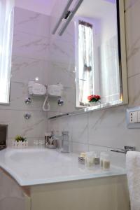 那不勒斯Elegance B&B的白色的浴室设有水槽和镜子