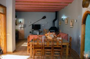 HinojaresCueva La Panadera - CuevasCazorla的一间带桌子和沙发的用餐室