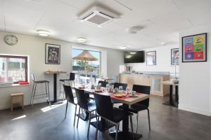 塞特港 阿达力思塔拉吉雅公寓式酒店的一间带长桌和椅子的用餐室