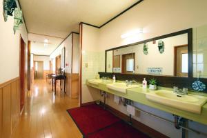 忍野村忍野湖酒店的一间带两个盥洗盆和大镜子的浴室