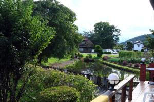 忍野村忍野湖酒店的享有花园及池塘的景色