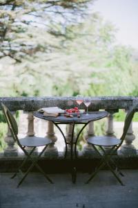 索沃泰尔瓦亭城堡酒店的一张桌子,两杯葡萄酒和两把椅子