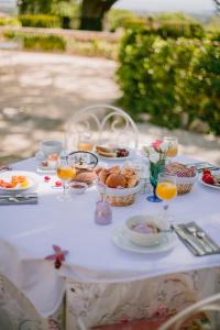 索沃泰尔瓦亭城堡酒店的一张带食物和饮料的白色桌子