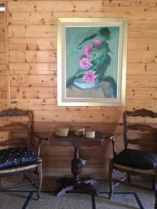 皮纳马尔Cruz del Sur的一张桌子上花瓶上的两把椅子画