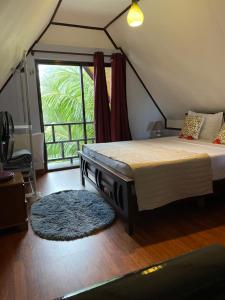 博瓦隆Mer Riviere Self Catering Apartment的一个带窗户的帐篷内一间卧室,配有一张床