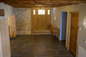 La Mata de los OlmosCasa Rural Bonal的客房设有木门和瓷砖地板。