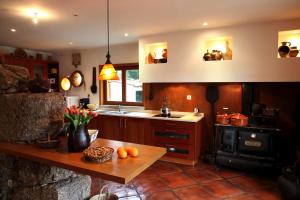 Paço de SousaOlival House的厨房里配有橙子桌