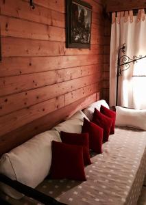 皮纳马尔Cruz del Sur的客房 - 带两张带红色枕头的床
