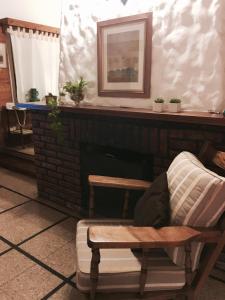 皮纳马尔Cruz del Sur的客房设有带椅子和桌子的壁炉。