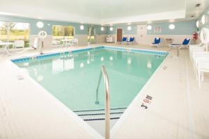 卡拉马祖Holiday Inn Express & Suites - Kalamazoo West, an IHG Hotel的在酒店房间的一个大型游泳池