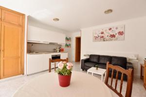 蒂亚斯Colina del Sol Lanzarote Pool with sea view的客厅配有桌子和沙发