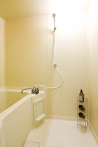 东京Meee Kameari的设有带浴缸和淋浴的浴室。