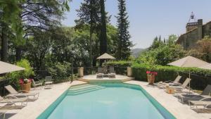 索沃泰尔瓦亭城堡酒店的一个带椅子和桌子的游泳池