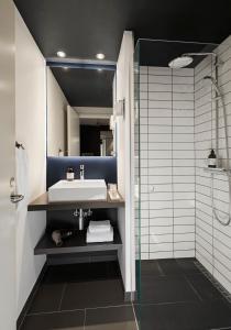米泽尔法特库格布劳伽登克伦威尔酒店的一间带水槽和玻璃淋浴的浴室