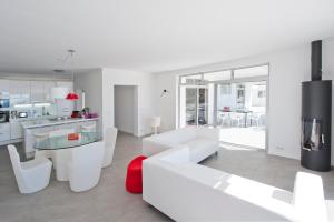 拉奥罗塔瓦Casa pequena的一间带白色家具的客厅和厨房