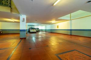 波哥大Lavid Hotel Palacio Real的空的走廊,有汽车停在大楼里