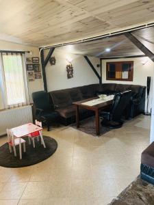 Golyamo DryanovoКъща за гости Голямо Дряново的客厅配有桌子和沙发