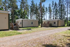 林雪平First Camp Glyttinge-Linköping的土路上一群移动房屋