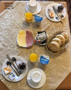 特木科卢安科酒店的餐桌上放有食物和橙汁