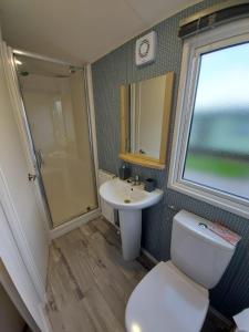 Woofles Luxury Caravan at Knaresborough Lido的一间浴室