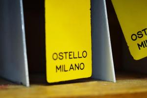 米兰Hi! Ostello Milano的黄色的书脊,上面有正文