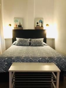 塞特尼尔Casa Bajo la Roca的一间卧室配有一张床,其中配有长凳