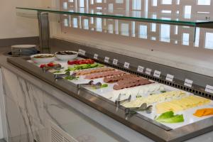 拉纳卡拉尔科酒店 的自助餐,展示了多种不同类型的食物