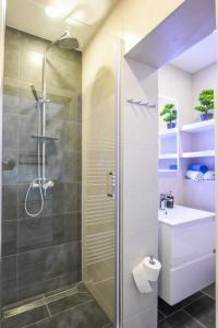 曼德雷Apartmani Plazibat的带淋浴和盥洗盆的浴室
