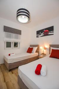 曼德雷Apartmani Plazibat的一间卧室设有两张床和窗户。